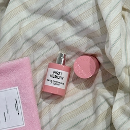 #예쁜템최고야 #콘수프기록집 
▫️플르부아 The Bloom Collection 오드 퍼 품 
(FIRST MEMORY 향)
이벤트 당첨으로 받아본 플르부아 퍼퓸🤍
핑크 보틀이 너무 귀여워서
처음엔 그냥 인테리어 소품처럼 올려두고 봤는디
막상 뿌려보니 향이 너무 좋더라구유
FIRST MEMORY 향은
부드러운 꽃향에 살짝 상큼한 느낌이 섞여서
가볍게 쓰기 좋아유
그리고 포장도 너무 예쁘게 와서
열어보는 순간 기분이 좋더라구유🌿
#플르부아 #퍼퓸 #플르부아퍼퓸
#플르부아향수 #플르부아오드퍼퓸
#향기템 #향수추천 #퍼퓸추천 #향수
#뷰티템 #데일리향수 #향좋은퍼퓸
#메종드룸룸 #블랭킷 #집꾸미기
#홈데코 #홈스타일링 #이케아빌리
#맞팔 #생일선물추천 #선물추천 
#화이트인테리어 #빈티지인테리어