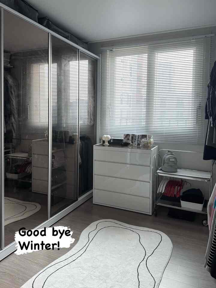 ぷっぷり上げる今日のドレスルーム✨

ついに冬のログアウト！重いパディングとニットは今こんにちは👋
スペースは広く、布は保つ冬の服の整理ルーチンを共有します！

🧶 1. ニット類：ブランドン圧縮ポーチで体積を減らす
ニットはサイサイ空気層のため体積を最も多く占める主犯です。ただ積み重ねておくと崩れやすいです。
ニットをきれいに折り、ブランドン（Brandon）圧縮ポーチにチャゴクガソク入れてください
ファスナーだけを閉じても体積が半分に減って収納力が倍になります。このように圧縮したポーチは、ワードローブの一番上に載せておくと取り出しやすく、スペースも確保します！

🧥 2. ロングパディング: 不織布収納箱で息を吐く
高価なロングパディングや膨らんだパディング類は、圧縮しすぎると充填材（ダウン）が損傷することがあります。
大きな不織布収納箱にパディングを軽く折りたたんでから保管します！
不織布は通気性がよくカビ防止に優れ、パディングのボリューム感をある程度維持してくれて来年も新しい服のように着ることができますよね。 
塊が大きいだけ収納箱に入れて棚の上やドレスルームの上部に配置すればすっきり仕上げ！

✅最後のチェックリスト！
1.洗濯は必須：肉眼できれいに見えても汗やほこりが残っていると黄変現象が生じることがあります。ぜひ洗濯後は完全に乾かして入れてください。
2.除湿剤を取り出す：収納箱の隅にシリカゲルや除湿剤を一つずつ入れてくれるセンス！

冬服を整理してから、ワードローブも心も200％軽くなった気分🌿
このようにミニマリストに一歩近づいてみます〰️

皆さんも冬服を片付けましたか？🤓

＃冬の家のログアウト
