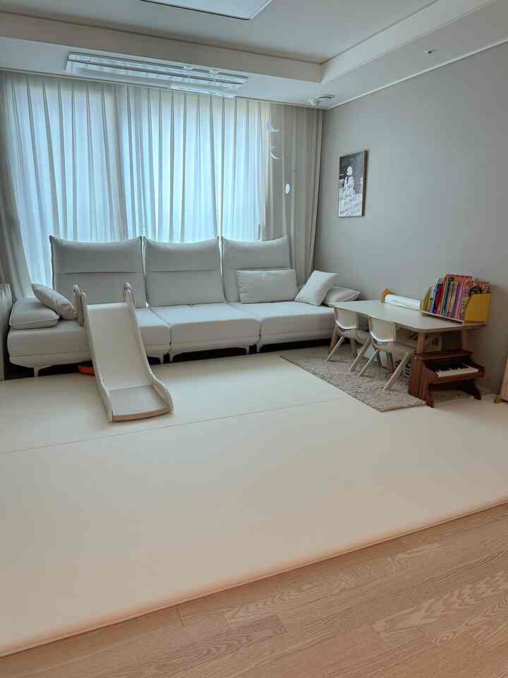 #趣味は家具配置
子供の月数に応じて最も変化が起こるリビングルーム。
モジュラーソファを再配置する
子供の机や本棚を変えたり…
私の家がフィードを見れば、その時と雰囲気が全く違う家なのを感じることができるでしょう。 
子供が大きくなり、家具や配置が大きく変わります> <


＃コンスープ記録集 