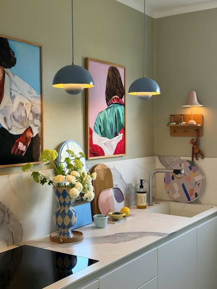 <p data-start="0" data-end="161">Soft lighting, fresh flowers, and playful art coming together in one cozy kitchen corner ✨<br data-start="90" data-end="93">
A space where everyday cooking meets color, warmth, and personality.</p>
<p data-start="163" data-end="183">Credit: @hej_sylwi</p>
<p data-start="185" data-end="244" data-is-last-node="" data-is-only-node="">#ScandiKitchen #ColorfulHome #ModernInteriors #StyledLiving</p>