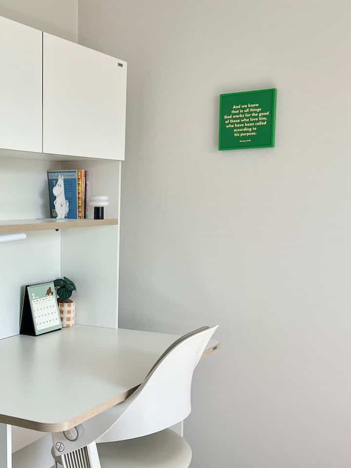 白とナチュラルウッド調の子供部屋ホームオフィス、清潔でシンプルな勉強スペース