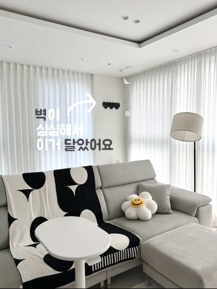 ✔️ちょっとした壁にこれを1つ付けたら雰囲気が変わりました🖤ポイント壁の壁

🏡 
リビングルームの壁は少し恥ずかしい
小さな壁飾りを一つ追加してみました。

ハート型シェルフ🖤
大きさが大きくないので負担がなくて
壁につけておくとポイントになるオブジェ役を果たしましたよ。

取り付けはココピンで簡単に固定しました。
思ったよりしっかりと頑張ってくれて満足しながら使用中です。

壁に何かをかけたいけど
大きな額縁や棚が負担になるときは
こんなに小さな壁オブジェ一つだけ追加しても雰囲気が変わるようです。

リラックスしたリビングルームの壁に
小さいながらも確かなポイントができた我が家の壁飾りです。 🤍

＃コンスープ記録集＃インテリアノウハウ2
＃壁の装飾のおすすめ＃壁の装飾＃壁のインテリア＃壁の装飾＃壁のインテリアの小道具＃リビングのインテリア＃リビングの装飾＃ミニマルなインテリア＃ホワイトインテリア＃ホームスタイリング＃インテリアの小道具＃ココピン＃棚＃壁の棚＃ハートの棚＃ブラックアイテム＃壁の装飾＃壁 
