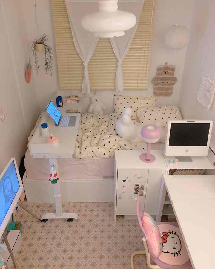 明るいホワイトとライトブラウンのトーンのワンルーム子供部屋、ベッドとベッドテーブル、デスク、ラグが配置された雰囲気のある空間