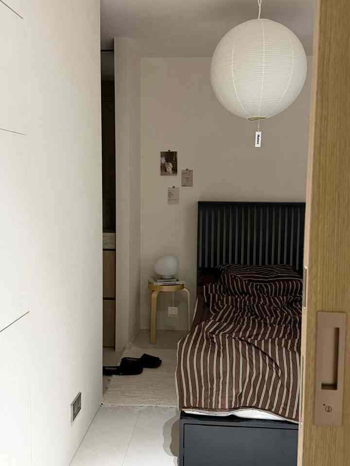 ＃コンスープ記録集＃今日の私たちの家

寝具を変えるべきか変えなければいけませんが、いよいよ変えました。
今回はブラウンストライプなのにどうでしょうか？ 

寝具の新しいものを置くとすぐに別の寝具を買いたい私..
春が来るから水浴び最高潮です..🤎

#寝室 #寝具 #寝室 #寝室インテリア #壁飾り #寝具セット #ハロースリップ #ホームフォリア #寝室インテリア #寝室飾り #寝室スタイリング #バミル #寝室照明 #寝室家具 #寝室ラグ #寝室ベッド #ブラックベッド #照明 