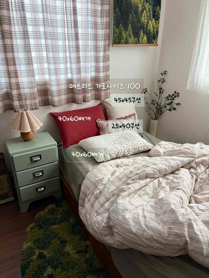 白と緑のトーンの寝室、木製のベッドとナイトテーブル、チェック柄のカーテンが配置された落ち着いた雰囲気のあるインテリア