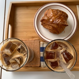 뺑오쇼콜라의 맛을 알아버렸어요🥐
바삭한 식감, 버터리한 맛에 초콜릿까지
사랑에 빠질 수 밖에 없는 맛이네요..🤎🤎
#운정카페 #롤더문 #파주운정카페 #카페스타그램 #베이커리 #빵스타그램 #플레이팅 #현명한소비 #맞팔 #맞팔해요