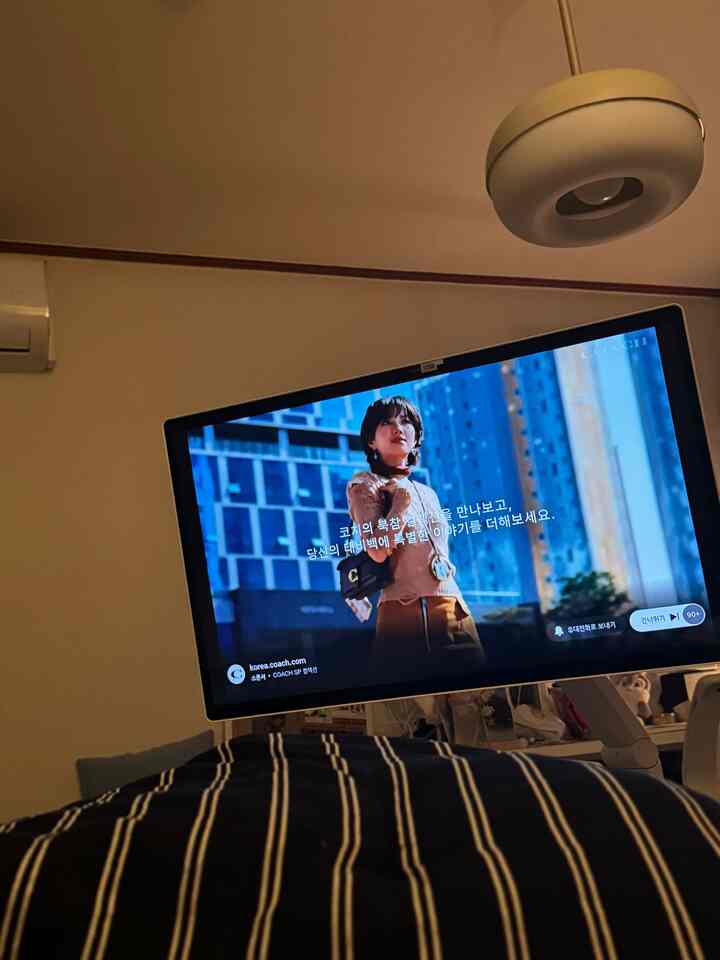 ホワイトトーンのリビング空間、中央にLGスマートモニターとソファが配置されたシンプルなインテリア