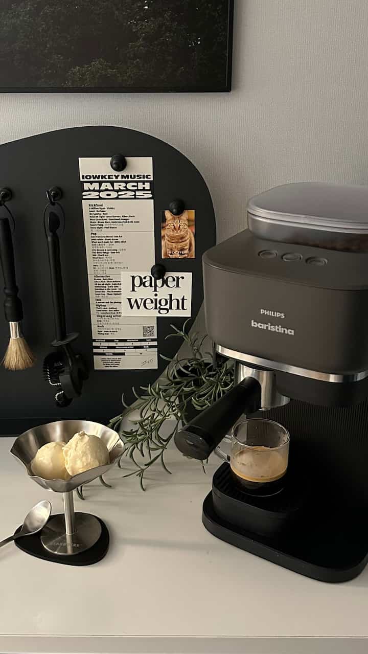 スリッパ履きも面倒でホームカフェを着ました☕️🏠

家の前にカフェに行くのも仕事である貴茶ニズムマンレプ私だけこんなのですか？ ㅠㅠ
結局、悩みの終わりに聞いた私の生活の質垂直上昇テム、
フィリップス・バリスティーナのおかげで、最近コーヒーショップをやめました！ 🙌🏻

毎日出かけて買っていたコーヒー値
そのお金ではるかにおいしい豆腐を食べています。
私は本当に聞こえるかもしれません：）通帳は幸せですね💸

☕️元カフェ社長ピック人生豆豆TOP 3リスト
昨年一年毎月豆の買い物に心から
私が直接味わって定着した人生豆のリストが気になった方は 
たわごと（@h_h.moment）インスタグラム 
ディエムやこの映像コメントに【バリスティーナ】残してください！ 💬
マンマンマムピックTOP 3豆の詳細情報と購入リンク、バリスティナマシン情報まで芽を片付けてお送りします💌


✨
正直、ホームカフェのロマンはあっても管理が難しいかと悩んでいるじゃないですか
私も最初はとても躊躇していましたが、バリスティーナを使って光明を見つけました🫢👍🏻

ポーターフィルターを右にすっと押すだけで「スワイプ」一度に
粉砕からタンピング、抽出まで自動的に終了！ 
バリスタの感性も取り揃え、手軽に新鮮なコーヒーを楽しめます。

16バー高圧で抜き出した追い出されたクレマは言って何してる🫶🏻
ミルクプローダーと一緒に  #필립스바리스티나 #필립스전자동커피머신 #baristina #필립스생활가전 #philipshomeliving #필립스커피머신 #바리스티나 #플랜테리어   #넉박스 #커피머신 #자동커피머신 #전자동에스프레소 #가정용커피머신 #전자동커피머신 #에스프레소머신 #홈카페 #홈카페인테리어  #커피머신추천 #예쁜커피머신 #조용한커피머신 #포터필터 #집들이선물 #결혼선물 #coffeemachine #coffee