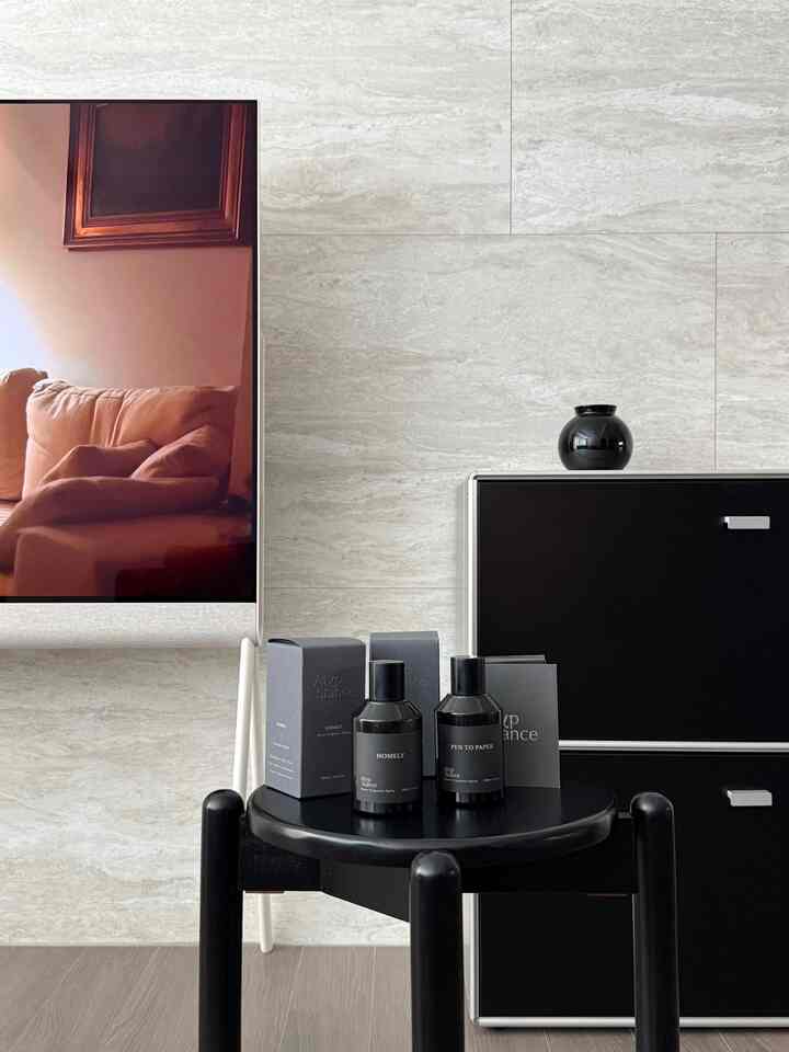 🏷️香りの良いルームスプレー＃プリティテム最高 
⠀⠀⠀⠀⠀⠀⠀ 
最近家を整理してから
最後に必ず振りかけるのがエイチップスタンスルームスプレーです！
ホームリーとペントペーパーの2つの香りを交互に使っていますが、
空間の雰囲気がさっぱり変わって、それがまた面白いんですよ:)
⠀⠀⠀⠀⠀
ホームリーは全体的に清潔で快適な香りです。
リビングや寝室に振りかけたのは良かったです。
掃除が終わったら、窓をそっと開いたままにしたら
空気がもう一度片付けられる感じなので
よく手が行きます
ペントペーパーは名前のように落ち着いているが、木質感があります。
書斎や本を読む空間が浮かぶ香りです。
過度に強くなく、ほのかに残る
家に入ると、落ち着く気分✨
⠀⠀⠀
朝に換気して家を整理した後
1〜2回軽く振りかけることは小さなルーチンのようになりました。
香りが空間の雰囲気をさらっと変えてくれて
その瞬間が良くなります。
⠀⠀⠀⠀⠀⠀⠀ 
＃コンスープ記録集＃ルームスプレー＃消臭剤＃消臭スプレー 
＃ミニマルライフ＃ミニマルインテリア 
＃お会いしましょう＃おはようございます＃今日の家＃ホームスタイル＃ミニマル
＃家で最高の忙しい＃ブラックインテリア＃リビングを飾る＃整理
＃リビングインテリア＃整理整頓＃ホームデコ＃自宅で最も忙しい 
＃エイチップスタンス＃香りのテリア＃香りのインテリア