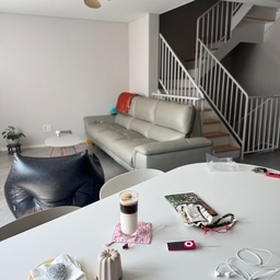 #콘수프기록집
#오늘의우리집 
미세먼지가 너무 심해서 오늘은 러닝을 쉬고
홈트 후 맞이하는 아침 커피타임이예요
오늘은 오랜만에 조금 여유롭네요. 
오후에 일 하러 나가야하는 일정으로 일상이 바뀌다보니
답방도 잘 못 다니고 하루가 순삭이네요 😂
틈틈히 답방 갈게요. 늘 감사해요 💗
#오늘한장면 #오늘한컷 #오늘의집 #거실 #거실스타일링 #거실테이블 #다이닝테이블 #세라믹식탁 #계단있는집 #계단인테리어 #실링팬인테리어 #실링팬 #커피타임 #홈카페존 #홈카페 #맞팔 #리바트쇼파 #타일인테리어 
