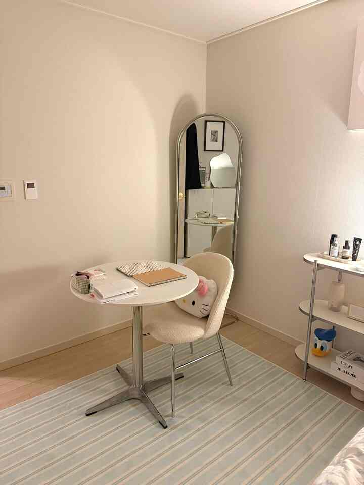 Apa yang harus saya lakukan dengan ruang tempat meja berada... Saya tidak begitu puas dengan kondisinya saat ini.

#DekorasiRuangan #방인테리어 #오늘의집 #오늘의우리집 #고민중