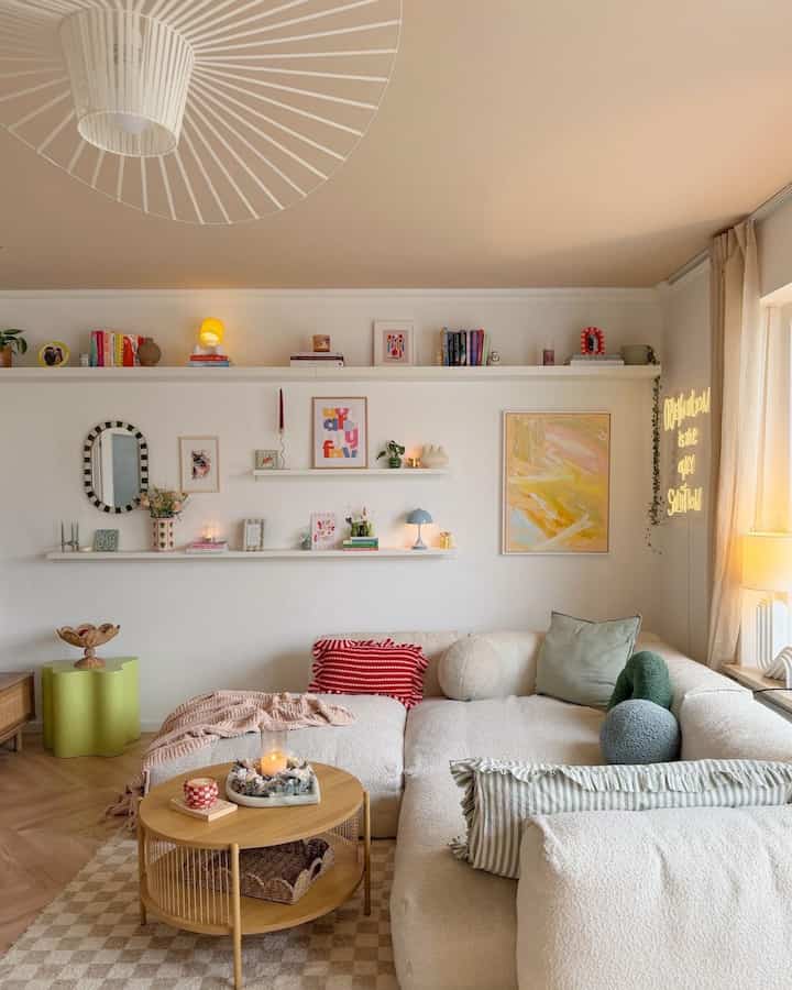 Di mana kenyamanan bertemu warna, namun tetap terasa nyaman ✨ Sudut kecil ini dibangun untuk pagi yang santai dan suasana yang lebih baik saja 🕯️💛

Kredit: @ankesummer

#rumahnyaman
#sudutnyaman
#ruanganestetik
#idedekorasirumah
#estetiklembut
#rumahberwarna-warni
#suasanahangat
#suasananyaman
#hidupsantai
#suasanarumahku
#dekorasiapartemen
#inspirasiinterior
#inspirasiruangan
#interiornyaman