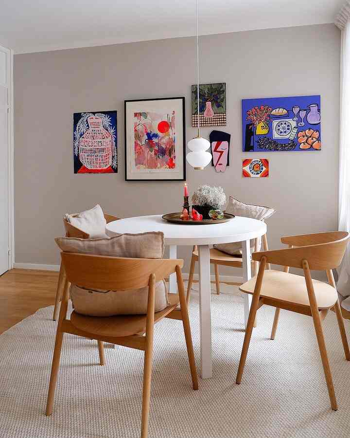 Suasana ruang makan yang cerah dan menyenangkan dengan meja putih, kursi kayu, dan poster warna-warni 🎨✨ Perpaduan sempurna antara bersih dan nyaman!

#DekorasiRuangMakan #InteriorInspo #HomeStyling #ModernDining #ScandiStyle #ColorfulHome #MinimalHome #CozyVibes #HomeDecorIdeas #InteriorDesign #DiningRoomGoals #SimpleLiving #AestheticHome
@purbeck.stone