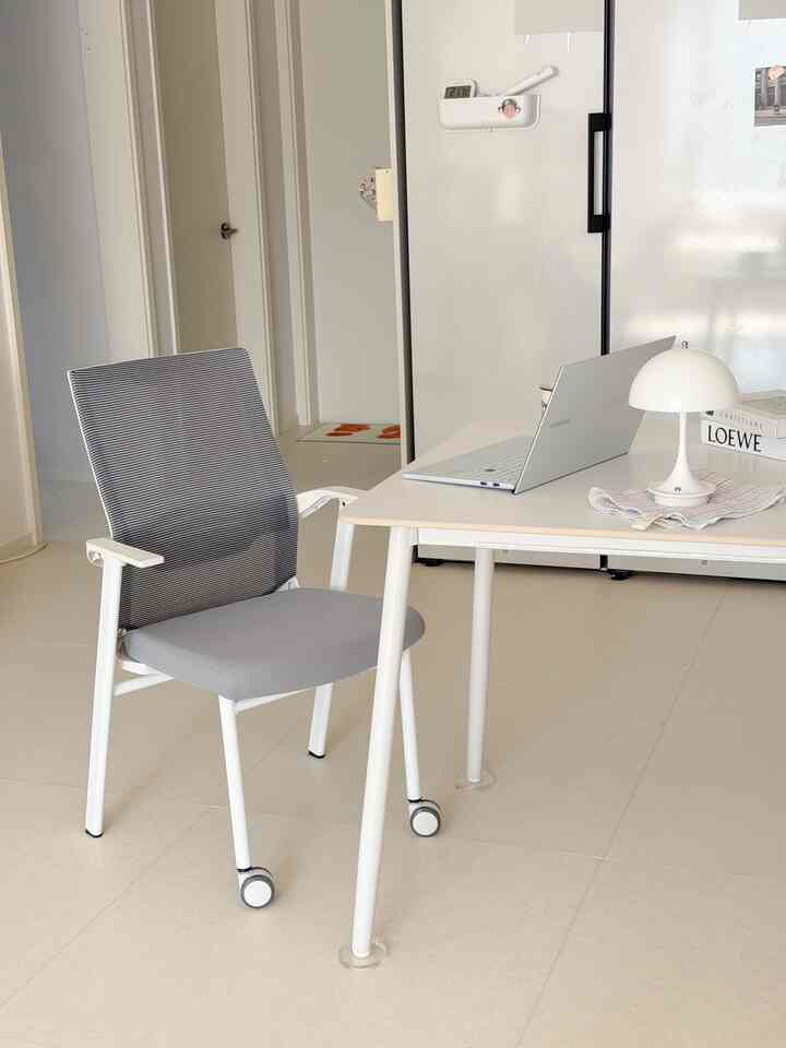 白とグレーの色調のホームオフィス、シンプルでモダンな机とオフィスチェアが配置された落ち着いた雰囲気の空間