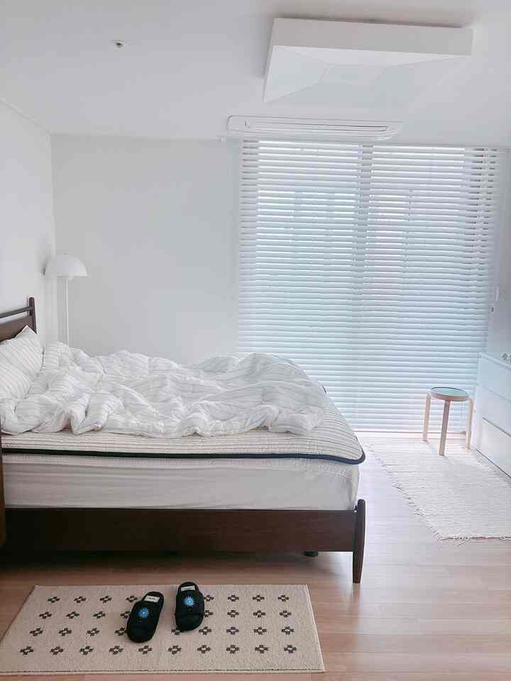 #最近新婚インテリア

日差しがやさしく浸透する寝室。 
ホワイトブラインドが光をほのかに包み込み、カサミアのベッドと引き出しで空間のトーンをきちんと合わせました。ホワイトを中心になんとなく配置するので、空間がさらに整えられて見えます。朝の日差しが入る瞬間、寝室が一番暖かくなる時間です:) 

＃寝室＃カサミア＃カサミアワイド引き出し＃カサミアブルーノベッド＃ノミア＃ルームシューズ＃ウィンプラス＃ウィンプラスブラインド＃イケア＃ポルトガルグ＃ラグ＃リテンラグ