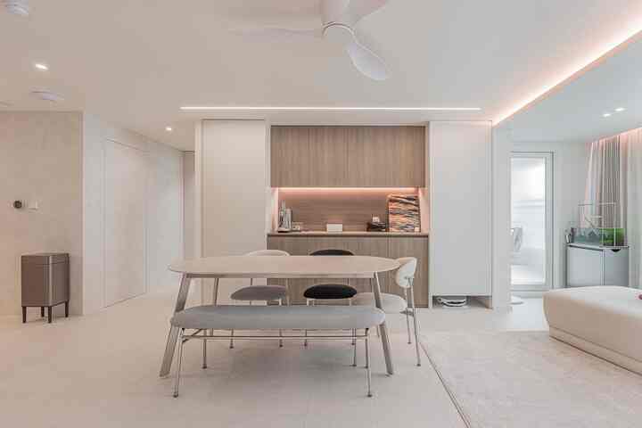 私たちは最初に新婚旅行を想像したときから 
リビングルームにテレビを置かないでください！もしテレビをするなら移動式テレビにしよう！だった😎
だから、食べながら会話に集中できるように
リビングの真ん中に食卓を置きました。 
そしてリムーバブルテレビを残しました。
今はテレビサイズをもっと育てたい欲が、、 

ソファも壁の側ではなくキッチンを見てください。
会話が途切れることはありません🤍 

最初は他の家と配置が異なります。
不快だったり変だったらどうしますか？と思いました。
むしろ今は知人にオススメしていますㅎㅎ
基本枠から出て変えてみてはいかがでしょうか？ 

＃最近新婚のインテリア＃リビングルームのインテリア
＃対面型キッチン 