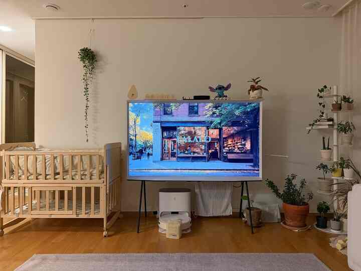赤ちゃんの部屋を離れて赤ちゃんベッドを置くテトリス🙌🏻👶🏻
リビングルームにベビーベッドを置くために
料理の調理が変わる様子を入れてみましたㅎㅎ

新婚はかなり二人でしか生きていません。
趣味の部屋がいっぱいで、赤ちゃんの部屋を作るのは簡単ではありませんでした。
（実はあきらめにくいのですがㅎ）

👶🏻それで、一度新生児はリビングルームにいることにしました。

✔️テレビ左スペース空にするためにすべて右に移動
✔️ロチョンイモもテレビの下にすっぽり入れてくれます。
✔️ベラベビーベッド残りの左のスペースにすっかり入れてくれました👍🏻
✔️テレビも右に少し移動しましたが、私はいませんか？🤭

プレゼントされたアトリエシュブランケットを覆うので完成🫶🏻

後で大きなベッドを変えるときに赤ちゃんの部屋を作るよ🥹🤍

＃趣味は家具配置＃ベビールーム＃ベビールームを飾る
＃リビングインテリア＃ベビーベッド＃ベビーベッドバッチ＃リビングスタイル 