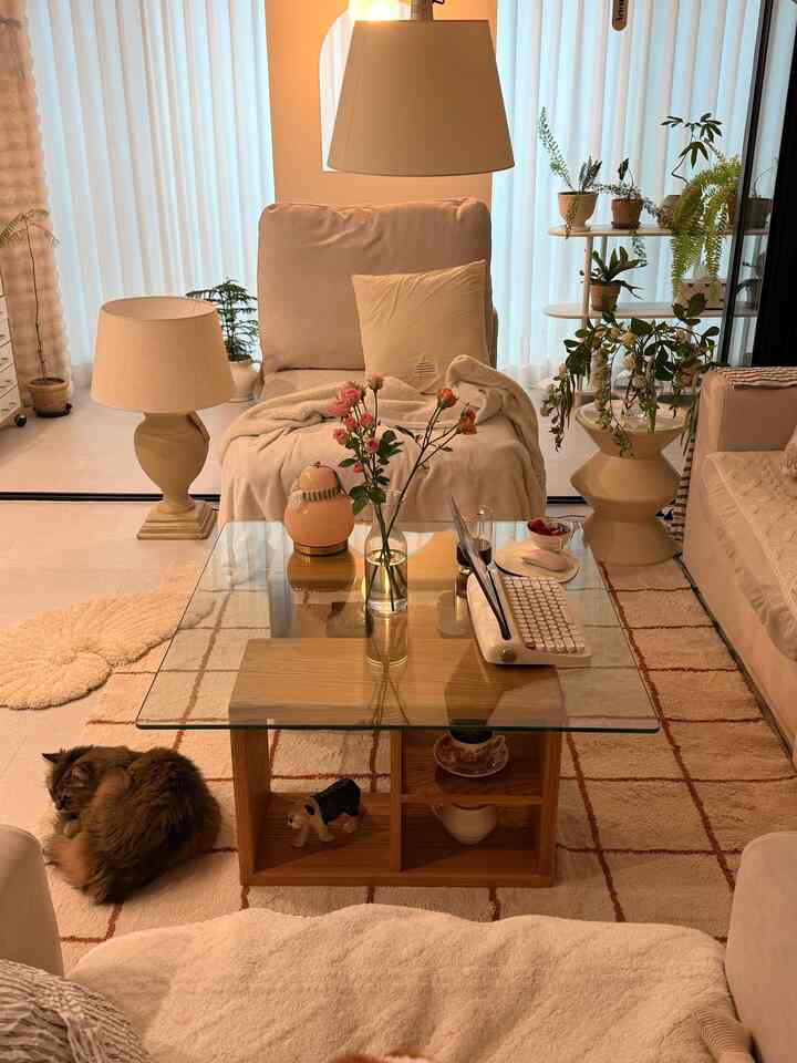 ＃今日の私たちの家＃コンスープ記録集

雨の日ムード..🤍

居心地の良い、暖かい私の家🏡

おやつでいちごを食べながら癒しの時間を持ってみましょう🍓

かわいいレモンが写真も見ていきます🤭🐈

＃リビングルームインテリア＃インテリア記録＃家の装飾記録＃今日の家＃今日の家のインテリア＃今日の家の家＃今日の家の記録＃ホームデコ＃感性インテリア＃カラーポイント


