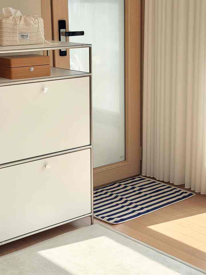 日差しがよく入ったときに撮った＃今日の私たちの家 
今日のように天気が曇ったら、日差しの重要性をもう一度感じるようになると思います。
私は雨の日の感性が好きですが、日差し満載の時が確かに幸せをもっとくれる感じですよ✨

＃リビングルーム＃リビングルームインテリア＃リビングルーム収納＃リビング棚＃リビングルーム収納＃ホワイトインテリア＃リビングスタイル＃リビングラグ＃リビングカーテン＃リビングラグおすすめ＃ラグ 