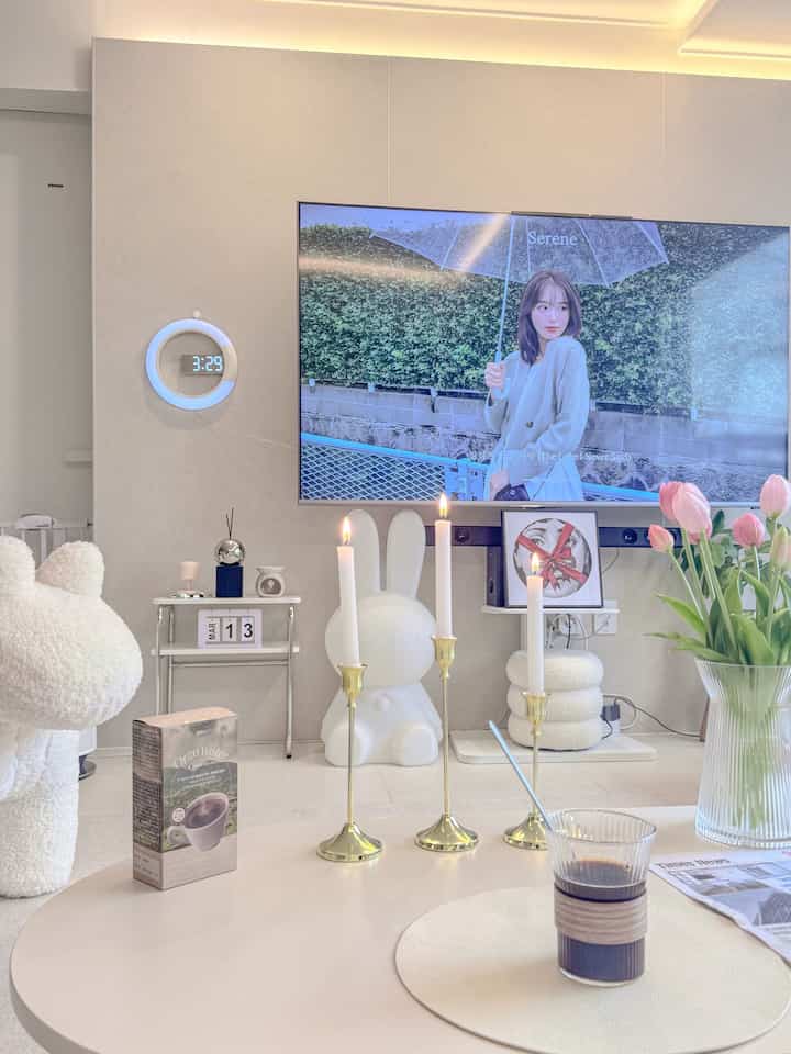 雨が降る水曜日🌧️

子供たちに登校して家を整理した後  
協賛映像撮影と編集まで終えて  
今しばらく休むコーヒータイムです。

忙しい一日の中でも  
しばらく座って一杯のコーヒーを飲むこの時間  
大切な癒しの時間だと思います。

雨の日なので外は曇りですが  
ホワイトトーンのリビングルームと暖かい照明💡
調和ですが、きれいなチューリップとキャンドルのおかげで  
家の中の雰囲気はむしろより暖かいようです。

大きな変化なしに  
小物1本とテーブルスタイリングだけで  
家の雰囲気が変わる瞬間

今日もこんな感じ     