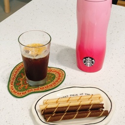 견고한 일리 유리컵이 있으면
아이스아메리카노가 더 맛있어진다~~
거기에 내가 좋아하는 페르시안 티코스터
#예쁜템최고야 #콘수프기록집 #아이스아메리카노 #유리잔 #일리 #디저트접시 #로파서울 #페르시안 #페르시안코스터 #티코스터 