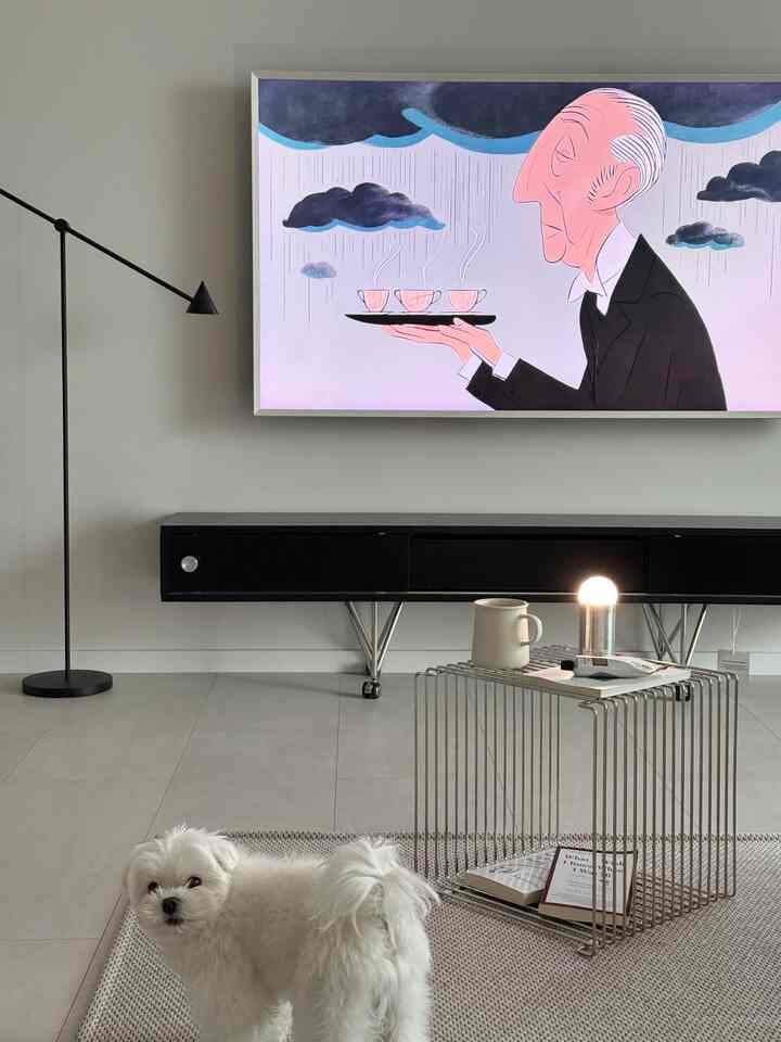 ベージュ色調のリビング、モダンなコンソールテーブルとフロアランプ、小さな犬がいるミニマルなインテリア