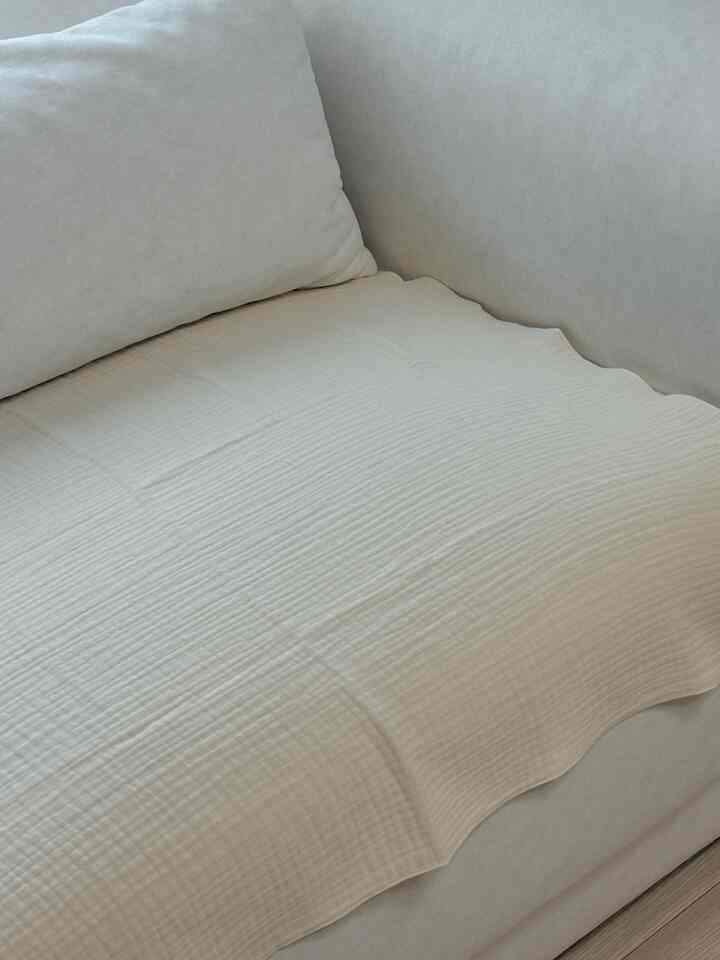 ふわふわした肌触りのガーゼブランケット 
一人でした☁️
最近ソファにふわっと置いて書いています。 
雰囲気も生きて活用も良くて満足ですよ🤍

軽くて柔らかい 
赤ちゃんを覆うのにもいいです👶✨

これらの基本は 
一つずつあらかじめ用意しておく 🫶


＃コンスープ記録＃ガーゼブランケット＃ベビーブランケット＃新生児用品 
＃出産準備＃育児アイテムおすすめ＃育児用品＃今日の家＃家の装飾＃ミニマルインテリア＃ホームスタイリング＃ソファインテリア