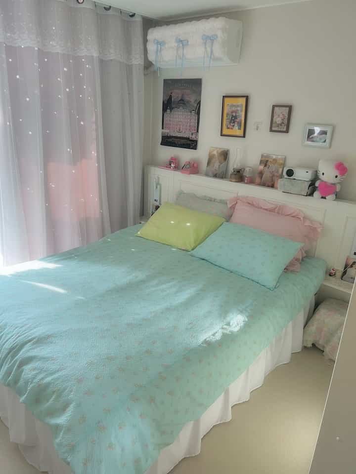 ＃コンスープ記録集＃今日の私たちの家2

リビングルームにソファカバーを変えながら寝室も少し変えてみました 💚 実は元通りに戻ったんだけど、薄緑色とミント色の蓮柄枕カバーをかぶせてくれました💖 

枕カバーを吸って交換するたびに服を着替えるような新しさが感じられていいと思います💖 

実は枕カバーを吸って交換するのはどうして面倒な家事かもしれませんが、きれいなカバーを買って、あれこれマッチしてみてるから楽しく感じられます💝 

お兄さん一週間よく過ごしましたか🥰今日も幸せな一日を過ごしてほしいです💖 

＃メイド＃メイド＃ピローカバー＃布団カバー＃ビンテージインテリア＃ビンテージベッドルーム＃ベッドルームスタイリング＃ベッドルーム飾り＃ホテル式ベッドフレーム＃壁飾り＃フレーム＃ダイソー＃ポスター＃貯金箱＃新婚旅行寝室＃新婚夫婦＃ディズニー 