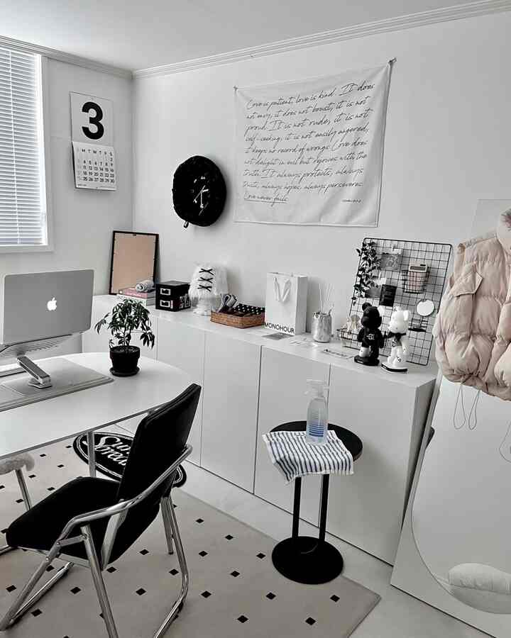 結婚しても自分だけの空間必須•••🏠🖤


＃最近新婚のインテリア#無彩色インテリア #ミッドセンチュリーインテリア #モダンインテリア #コンピュータルーム #ホワイト収納場 #ブラインドインテリア