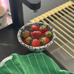 #콘수프기록집
#오늘의우리집 
며칠 동안 황사에 비에 우중충한 날씨가 이어지더니
오늘은 언제 그랬냐는 듯 파란 하늘이 예뻤어요.
아침에 딸기를 씻는데향과 색깔이 얼마나 예쁜지🍓
사소한 것 하나에도 기분 좋아졌던 오늘이었습니다.
#오늘장면한컷  #딸기 #크로우캐년 #컬러소품 #컬러테리어 #주방인테리어 #주방필수템 #주방꿀템 #빌트인정수기 #엘지오브제컬렉션 #오브제정수기 #아일랜드조리대 #대면형주방 #대면형아일랜드 #대면형주방인테리어 #블랙주방 #블랙주방인테리어 #계단있는집 #계단인테리어 #우드계단 #맞팔