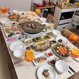 작년 아기가 아직 배에 있을 때 첫 집들이를 했어요🏡
컨디션 딱 날아다녔던 중기 18주쯤 시댁 식구들 모시고 이것저것 준비했었어요
지금 보니 초보 새댁이라 오렌지도 와인잔에 꽂지 않고 넣어버렸네요…😅
준비할 때는 별로 많지 않다는 생각이 들었는데
어른 6명에 아기 손님 1명이었는데 다 못 먹었답니다
이 날 빌레로이앤보흐(빌보) 접시도 집들이 선물로 받았어요❤️
#아롱사태수육 #연어샐러드 #리스샐러드 #떡대패말이 #강된장 #케일쌈밥 #양배추쌈밥 #무쌈말이 #집들이 #집들이음식 #집들이선물 #집들이메뉴 #집들이선물사전  #빌보아우든 #빌레로이앤보흐  #시라쿠스접시 #시라쿠스뉴욕 #신혼혼수 #신혼부부집밥 #신혼집들이 #집들이접시  #와인 #식전주 #아페롤스프리츠 #하트접시 #시댁 #신혼식탁 #신혼식기