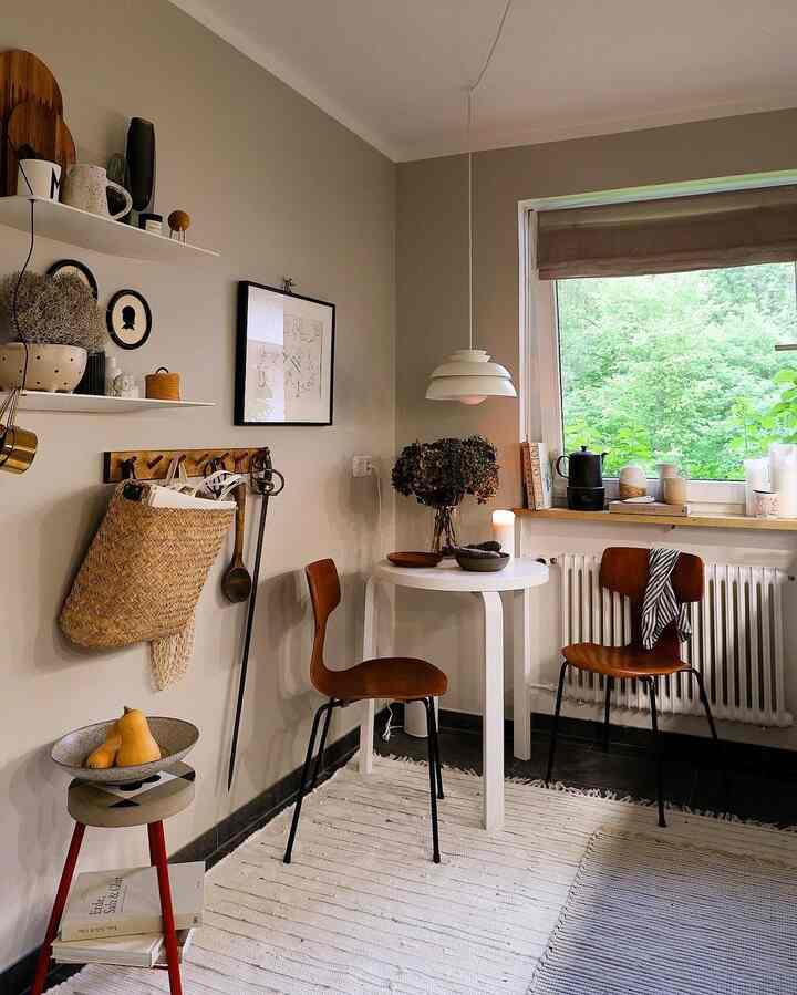 Dapur nyaman dengan nuansa pedesaan, ditata dengan meja bar bergaya pedesaan dan kursi yang serasi 🤎🌿
Nada kayu hangat dan detail sederhana menghadirkan nuansa santai ala rumah pertanian ke dalam ruangan.

#countrystyle #farmhousekitchen #rustickitchen #kitchendesign #barstoolstyle #bartable #cozykitchen #homedecor #interiorinspo #kitcheninspo #warmtones #woodinterior #simpleliving #homevibes #kitchenstyling
kredit: @purbeck.stone