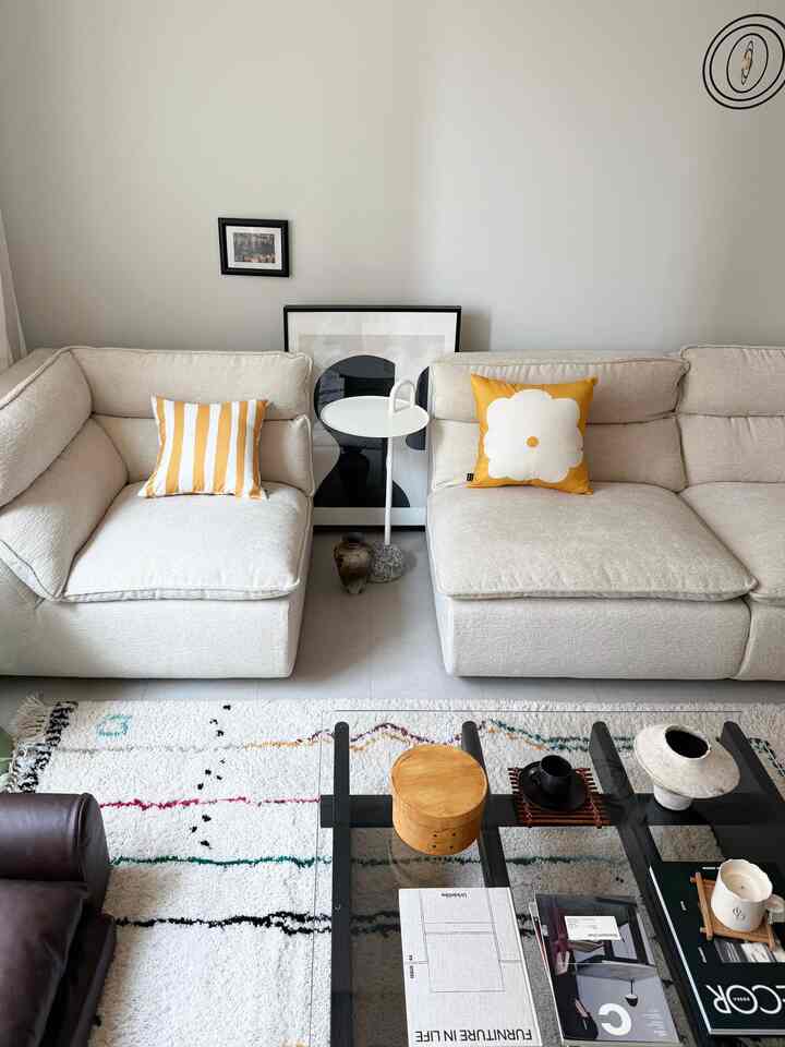 ＃コンスープ記録集 
作家の作品で作られたトゥヌのクッションに雰囲気を変えました！ 💛

かわいいパターンとカラーの組み合わせで春を迎えたようなリビングルームになったようですね！ 🥰

両面が違うデザインなのでお好みに合わせてスタイリングできるのでもっといいです🤍

＃リビング＃リビングインテリア＃リビングスタイル＃リビング装飾
#トゥヌ #tounou #クッション #クッションカバー #春迎え #春が来た春 
＃春のインテリア＃春の色のインテリア＃春のおもてなし 