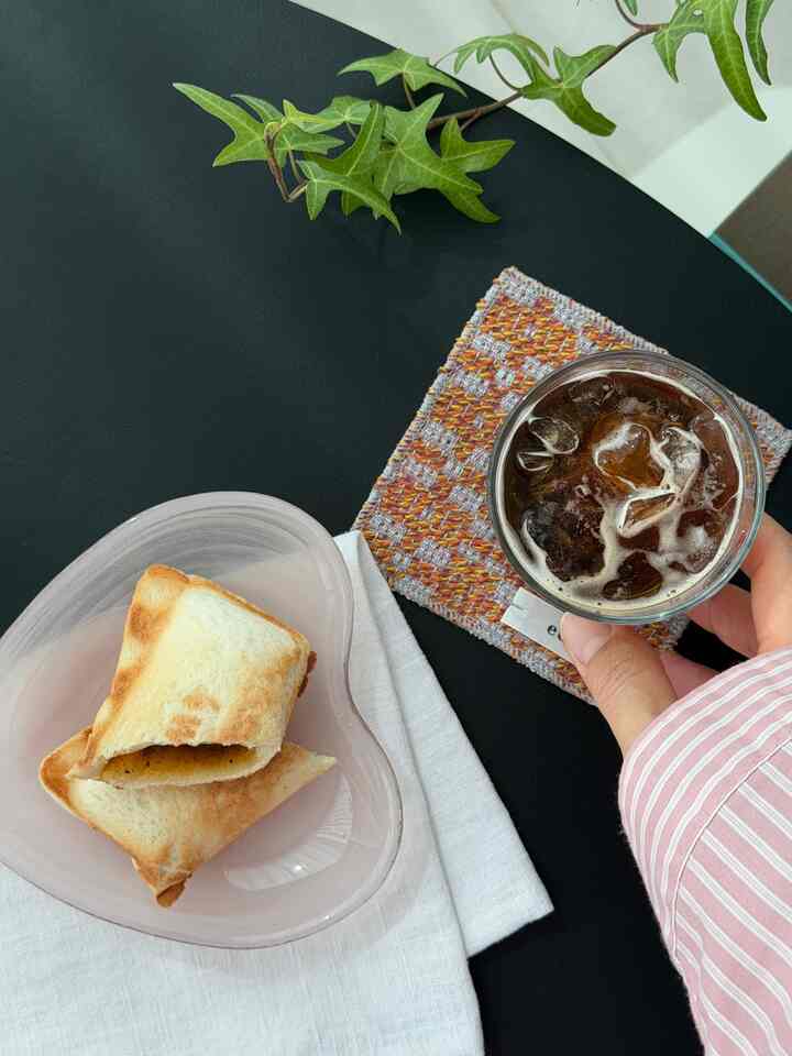 きれいな皿に入れてきれいに食べると気持ちがいいですよ😉

ただ食べてもおいしいホワイトリーに食パンですが、今日は温かくカリカリ焼いています  #예쁜템최고야 #티테이블 #사이드테이블 #알라바스터 #홈카페 #유리컵 #gbh #오프아워 #모프 #모프서울  #식물인테리어 #플랜테리어 #아이비키우기 
