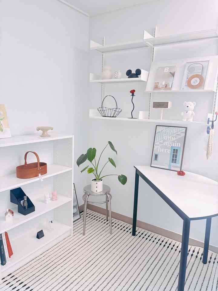 ＃コンスープ記録集＃インテリアノウハウ3

レアローと半円テーブル、そしてビリー本棚がある空間にアイボリーサイザルックラグを敷いてみました。明るいトーンなので、空間がより整えられ、暖かい雰囲気になりました。
家具たちと自然に似合いながら床が一層柔らかく見える感じです。ラグ一つだけでも空間の感じがこんなに変わることができるということを改めて感じることになりますね:) 

＃ラグ＃書籍＃ドパイン＃レアロウ＃レアロウシステムシェルビング＃半円テーブル＃マーシャル＃イケア＃ビリー＃ビリー本棚＃6月店＃シェーカーボックス＃オブジェトレイ＃セラミックトレイ＃照明＃ラジウム＃ジャラホーム#書斎インテリア 