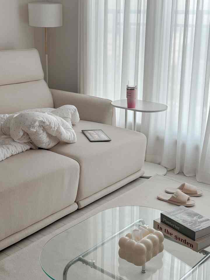 #最近新婚インテリア #コンスープ記録集 

私は結婚前からホワイトインテリアが好きです。
新婚旅行も全部ホワイトで飾られています☁️🤍

時々カラーポイントをあげるか悩みも聞くけど..！
まだホワイトカラーだけのフォンシルポンシルハム（？）がとても良いですね


＃ホワイトインテリア 