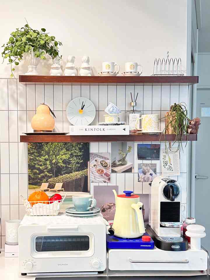 #最近新婚のインテリアから抜け出せない 
小さなホームカフェゾン作り☕️🤍
キッチン一点感性いっぱい込めて飾ってみました。

ホワイトタイルの壁面にウッドシェルフを加えて暖かいムードを活かし、カップや小物を階層が配置し、小さな植物やオブゼロポイントを加えて空間にできるようにしてくれます🌿トースターやコーヒーマシン、電気ポートまで一つの空間に集めておくと動線も楽で、毎朝カフェのようにゆとりを楽しむことができます。

小さなホームカフェゾンの利点は、
空間を大きく取らずに家の雰囲気を変えてくれ、毎日のコーヒー一杯がより特別になるという点です。忙しい日常の中でもしばらく休んでいく自分だけのヒーリングスポット☕️✨

新婚の家を飾るなら、こんなに赤ちゃんのホームカフェゾーンを一枚ほど作ってみるのがおすすめですよ🤍


＃ホームカフェ＃ホームカフェゾーン＃ホームカフェインテリア＃コーヒーマシン＃新婚家のインテリア＃新婚家の飾り＃パーティー＃今日のガーデン＃バルミューダトースター＃電気ポート＃シティ＃ホームカフェ小道具おすすめ＃ホームカフェ照明＃フルーツ照明＃キッチンインテリア＃キッチン装飾 