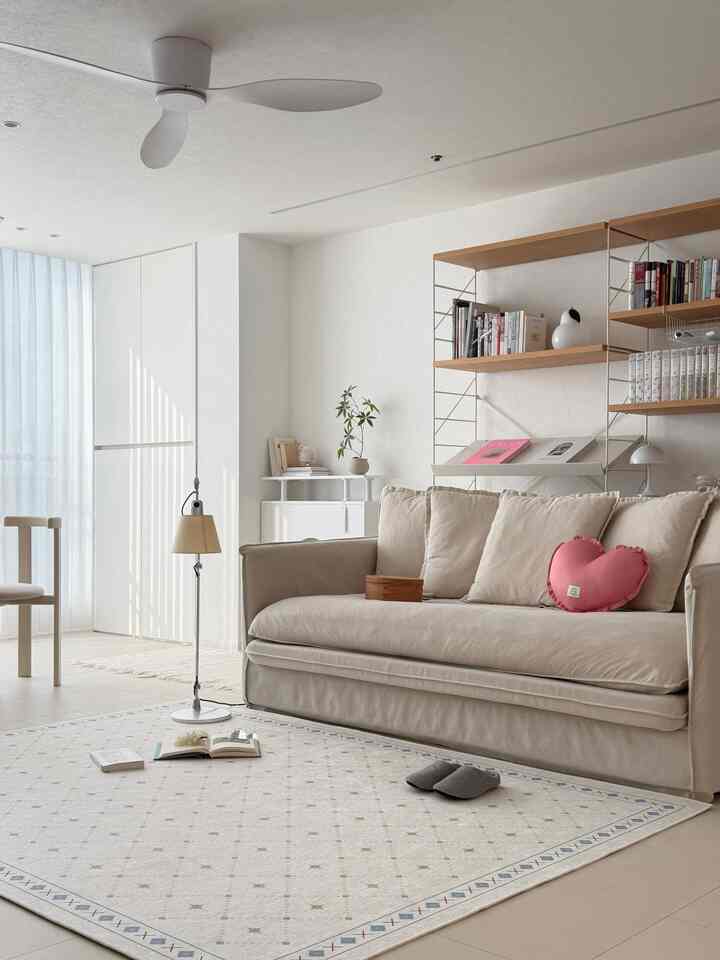 春のようにリビングルームにラグを敷いてみました:)
色鮮やかなラグは初めてですが、どうですか？
毛がないので管理しやすいと思います。


＃今日の私の家