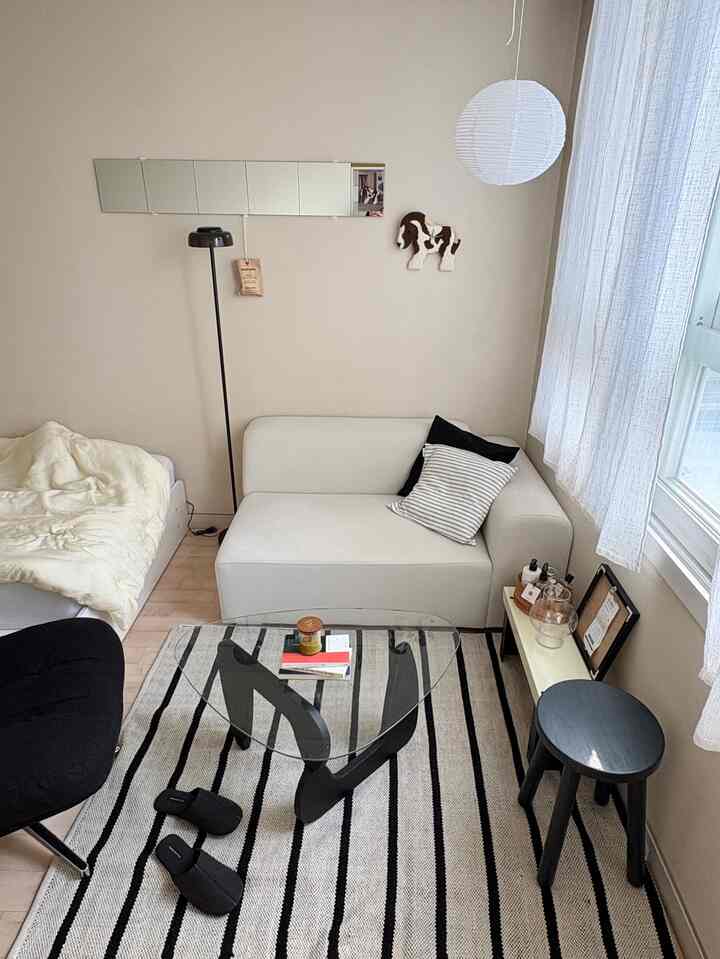 Today's  #interior #집꾸 #집꾸미기 #소품 #daily #오늘의집 #셀인 #셀프인테리어 #homedecor #roomtour #home #roomdecor #오하우스 #원룸 #원룸인테리어 #쿠션커버 #러그 #빈티지러그 #겨울 #겨울인테리어 #자취방인테리어 #자취방 #블랙인테리어 #블랙앤화이트 #오늘의우리집 #스트라이프러그 #콘수프기록 #예쁜템최고야