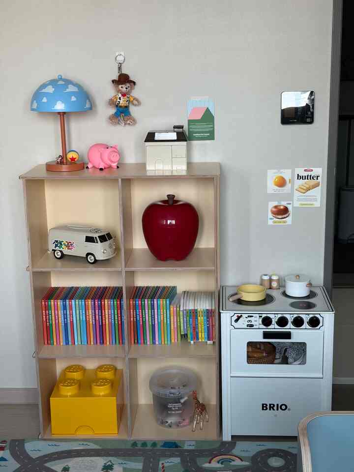 最初の部屋作りプロジェクトを開始🧸✨

夫の書斎を整理して
最初の部屋で一つずつ満たしています。
最近家具一つ一つ選ぶ楽しさにすっぽり落ちている最近 🤭

タンバリンハウスベッドと本棚
色がかなり長く悩んでいました。
いつも持ち上げると空間の雰囲気が大きく変わったんですよ🫶🏻
暖かいパステルカラーはずっと居心地の良い感じです。

まだ飾っているので完成ではありませんが
少しずつ満たしていく過程も記録してみましょう💛
完成したらもっと満足できると思うので期待しています:) #키즈룸 #오늘의집 #집꾸미기 #방꾸미기 #탬버린하우스 #허그베드 #탬버린하우스책장 #탬버린하우스침대