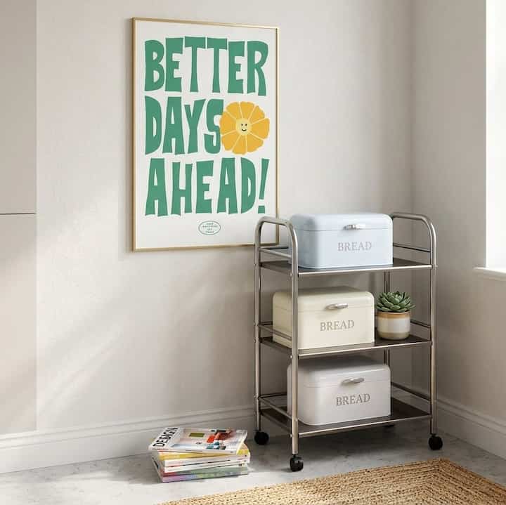 今日一日も「BETTER DAYS AHEAD」ポスターのポジティブオーラを受けて爽やかに始まります！ 🌻澄んだ窓辺の横に、ほのかなメタルシェルフの上に並んでいる赤ちゃんのブレッドボックス3兄弟を見てください。パステルブルー、バニラクリーム、純白色のボックスはまるで可愛いスナックボックスのようで、見た目だけでも口元に微笑んでいます。 😊
棚の上のふわふわの肉と床の雑誌たちまで、素朴だが暖かさに満ちたこの空間で、香ばしいパンのにおいがソルソル漂ってくるようではないでしょうか？大切な自分だけの空間をさらに輝かせる、可愛らしい小物インテリアです。

＃感性インテリア 