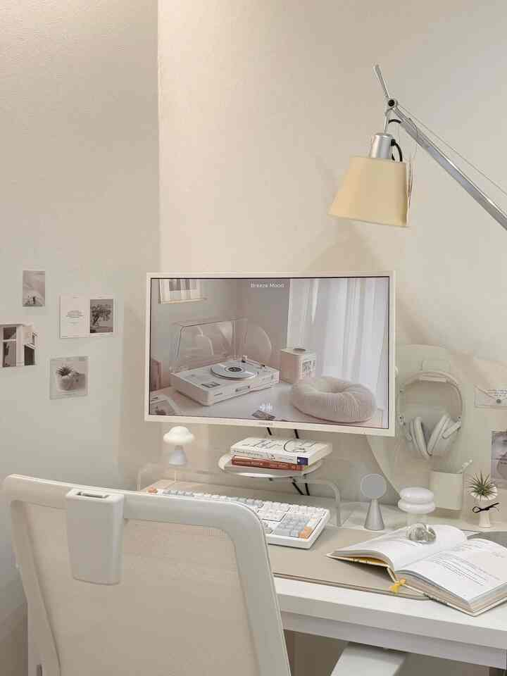 春のお迎えでデスクゾーンの雰囲気を変えてみたかったので、壁とパーティションのはがきを交換しました。 
手軽に雰囲気を変えるのにははがきやポスターだけのものがないようです:) 
私が好きなインナージョギングのホワイトトーンはがきですが、何でも配置してもきれいによく似合いますね🤍


＃インテリアノウハウ＃コンスープ記録集 