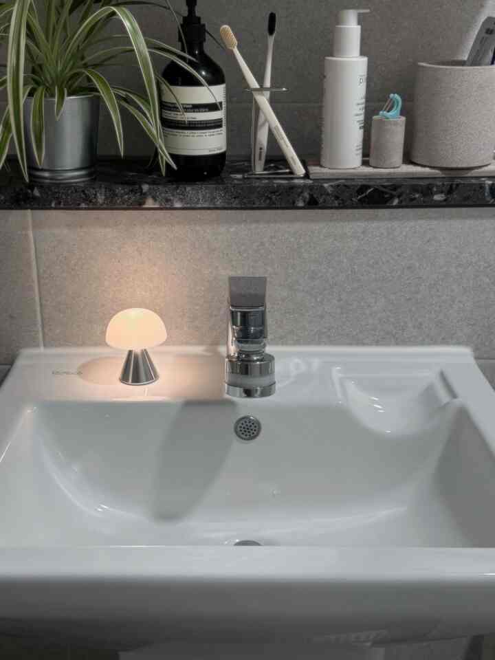 ＃製品提供

新築マンション洗面台フィルターお悩みの方はいらっしゃいますか？ 🚿
入居序盤には配管内部に残っている錆、 
工事残留物が混ざってくるので 
フィルターを使うのがいいと思います😌

-

ドクターピール洗面台フィルターは特許2重フィルターです。
微細な不純物まで完全に遮断して 
敏感肌も楽に使えますよ！

ピクルスの跳ねる水の流れなしで一定で滑らかに出て
洗顔しても使用感がはるかに良かった
インストールするのも簡単です。

毎日使う水だから気になるなら
ドクターフィエル洗面台フィルターをお勧めします🫧

＃コンスープ記録集＃今日の私たちの家＃バスルームインテリア＃バスルーム
＃バスルーム用品＃バスルーム用品おすすめ＃ドクターピエル＃洗面台インテリア 
＃洗面台フィルター＃トイレインテリア＃トイレ飾り
