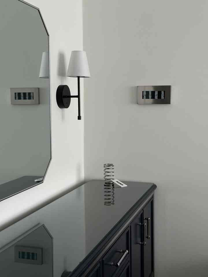 ＃製品サポートキュレータープログラムを通じて製品を提供され、直接使用してスタイリングした後期です。

鉄テリアの定石、𝗧𝗨𝗗𝗘𝗦✶

好きなものを入れて自分だけのオブジェで演出してみたツーデスフォトブースフレーム。私は4枚の写真の代わりに好みでいっぱいにしましたが、どうですか？

無彩色のメタルとポイントカラーが出会うと、空間がはるかに感覚的に生き残る感じ！単調な壁面の感度を高めてくれるアイテムなので所蔵価値十分です⛓️

✓ 𝗠𝘆 𝗢𝗯𝗷𝗲𝘁 𝗣𝗼𝗶𝗻𝘁
🐆🍋‍🟩 ヌデイクティーハウスで手に入れたライム色のティーカードとシルバーメタルのヒップな組み合わせ
💙🖤 失敗のないブルー＆モノトーンブックマークで完成した私だけの小さなミニギャラリー

✓ 𝗢𝗻𝗹𝘆 𝗼𝗵𝗼𝘂𝘀𝗲
今日の家でしか会えない単独商品！ 
鉄味エディション発売記念で3/23～3/29の間特典も進むと言うので、鉄テリア入門者ならぜひ見てみてください✶

@tudes_official 

＃今日の家エディション＃トゥーデス＃今日の家＃インテリア＃写真フレーム＃スチールフォトフレーム