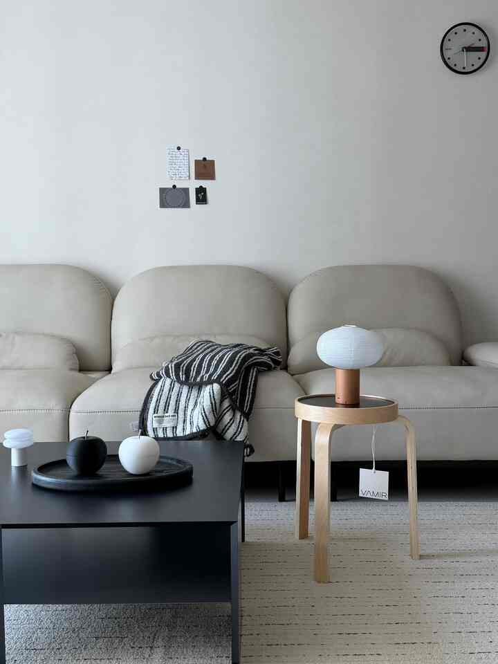 ＃コンスープ記録集 


アプリ、名前だけでも意味が伝わるオブジェでした。

通常「ありがとう」より
「ごめんなさい」という言葉がもっと難しく感じられる時があるでしょう。
だからか、このオブジェの持つ意味がもっと長くとどまると思います。

心配、尊重、慎重さ、
そして言葉で全部伝えられない心まで。

複雑な感情をリンゴの形で表現したオブジェだから
ただ装飾ではなく、1つのメッセージのように感じます。

無彩色中心の我が家にも静かに染み込んで
意味まで加えてくれるオブジェでもっと気に入りました。

軽くない感情
気軽に伝える方法、
一言よりも深く伝わる感じです。

何より一つのオブジェとしても 
私の家に静かに座る感じです。 

 ＃家の飾り#家庭用品
＃フランクアングル＃無彩色オブジェ＃フルーツオブジェ