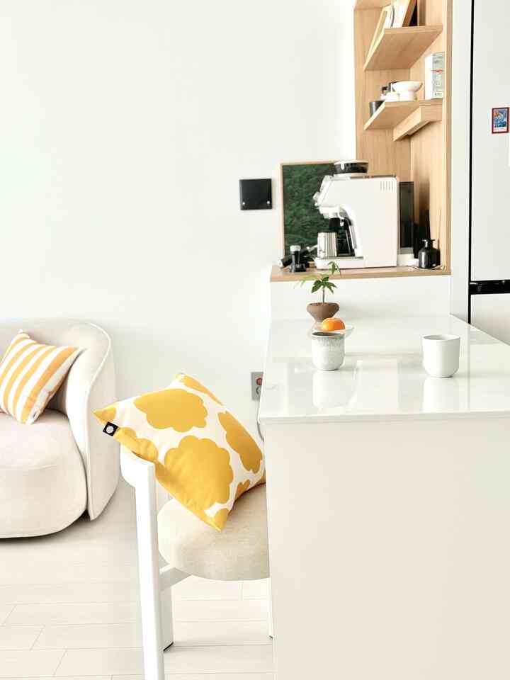 #最近新婚インテリア

クッション一つに変わった我が家新婚インテリア✨
味をいっぱい込んだ私たちの家のリビングルームに新しい生気ができました。毎日見るおなじみの空間ですが、どんな小物を置くかによって空気さえ変わる気分です。 🛋️💛
家のリビングに黄色い花の松が敷かれているので、まるで家の中に小さな庭ができたように見えるたびに笑顔になります。新婚の家ならではの華やかさを完成してくれた一等公信ですよ🤭🤍🫶
＃新婚家を飾る＃ホームスタイリング＃リビングインテリア＃トゥヌ＃トゥヌー