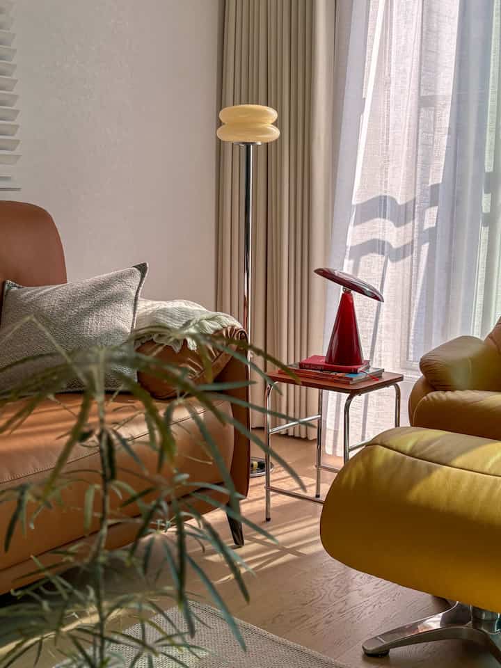 #요즘신혼인테리어

こんにちは。拒否家です。🐢

ソファの間に小さな協卓一つあればいいと思いましたが、 
最近、ハウスレシピのミニスツール」が自然にソファの隣の席を占めるようになりましたね。

ここにコーヒーや小さなオブジェを置いています。  #인테리어 #거실인테리어 #오늘의집 #미니스툴 #우드스툴 #철제스툴 #북유럽인테리어소품 