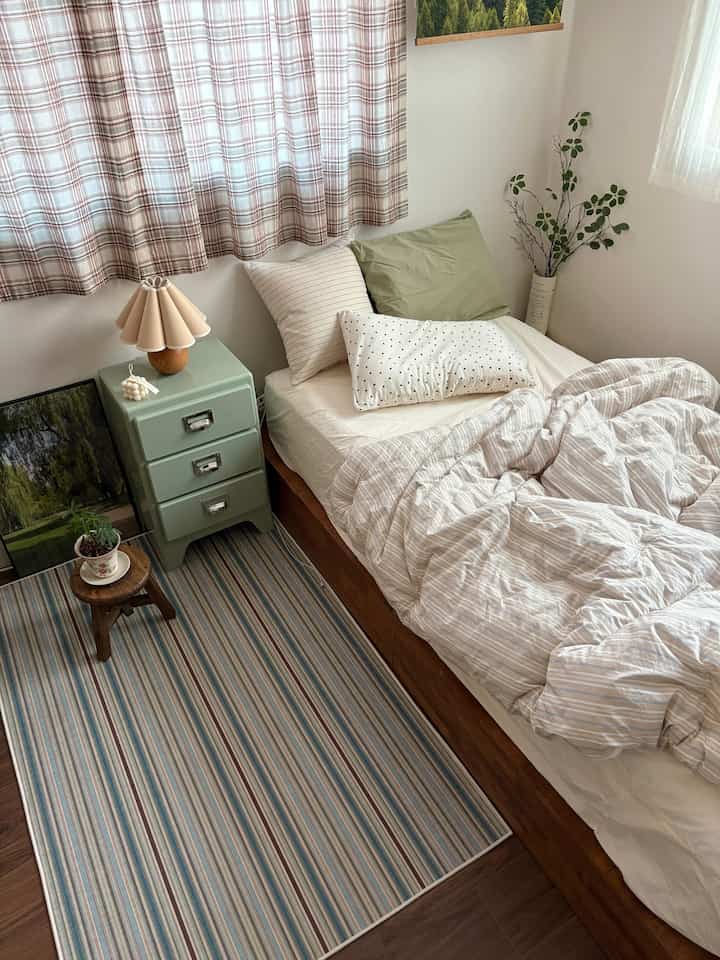 ＃製品提供
春を迎えたNEWラグ💚
ノミア26SSシーズン新賞で出てきたモスラグです。 
細かいストライプラインがトーンダウンした落ち着いたカラーで構成されていて、私たちの家と本当によく合いたいと思った選んだ製品です！ 
遠くから見ると全体的に落ち着いたミントトンなのですが、近くで見るとおかしなターコイズとブラウンポイントもあってとても綺麗でしたよ〜
このように多様なカラーが入ったラグは、その中に一つのカラーだけをポイントに引き出し、他のファブリックでコーディネートしてポイントを与えるのもいいです。 

実用してみて思ったより気に入ったのは、滑り止めがとてもしっかりしているということでした。テストのためにわざと足で押してみましたがうまく滑りませんでした。 
洗濯機で洗濯が可能で、単毛素材なので管理も楽になりそうです！
今後の季節に見えるラグを探しているなら、一度見てください。

＃コンスープ記録集＃インテリアノウハウ＃寝室インテリア＃寝具インテリア＃ラグインテリア＃ラグおすすめ 