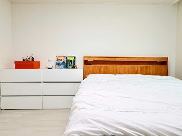  journey_to_balanceです

私の家はリビングルームのないツールームビルディングビルです。
小さな二つの部屋ですが寝室ほどはぜひ！
休憩できる空間になりたかったです。
それでも家が狭くて作り付けがない
できるだけ空間活用をしてみました。

奥に正門に入るとこんなに3段引き出し2枚と、ベッドが並んでいます。睡眠が重要なだけ
ベッドに大胆に投資してテンパーマットレスと 
カスタム制作した原木フレームが一緒にしています。
（睡眠の質を逃さないでしょう😴）

その横には単に私のお気に入りのtintinシリーズと、    #양키캔들워머 #양키캔들워머세트  #틈새공간활용 