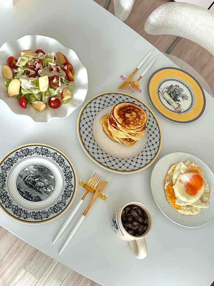 週末のブランチで軽く着てみた一相ですよ☀️

自家製ゴマグリックドレッシングをかけたサラダに
パンケーキと卵まで添えてみました。

簡単に用意したメニューですが、
こうして一度に服用しておく
ブランチ感が出るようですね:)

ベーコンとメープルシロップも一緒に準備しました。
写真には抜けてしまった..🥹

久しぶりにゆっくり食べる一食
もっと良かった週末だった🥞

#週末ブランチ #ブランチ
#おにぎり記録 #今日のおうちご飯
#新婚 